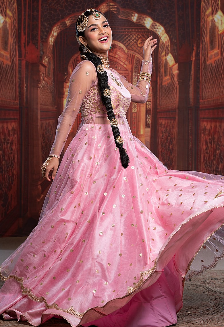 নাচে ইরানি মেয়ে
