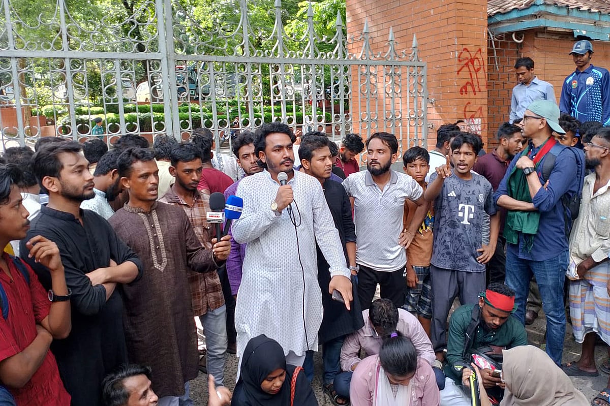 চট্টগ্রাম নগরের দামপাড়ায় পুলিশ কমিশনারের কার্যালয়ের মূল ফটকেরা সামনে বিক্ষোভ করেন গণ–অধিকার পরিষদের নেতা–কর্মীরা। আজ বেলা তিনটায়ছবি: জুয়েল শীল