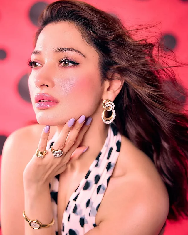 ল্যাভেন্ডার নেলকালার, গোলাপি ব্লাশ ও লিপকালার নজর কাড়ছে। স্টাইলিশ দুল, আংটি আর ঘড়ি পরেছেন তিনি।