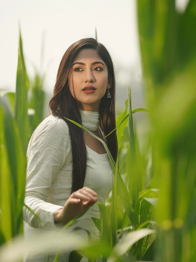 সাদায় সাফাকে অন্যরকম সুন্দর লাগে।এখানে তিনি পরেছেন সাদা মনোক্রোম সালওয়ার-কামিজ-ওড়না