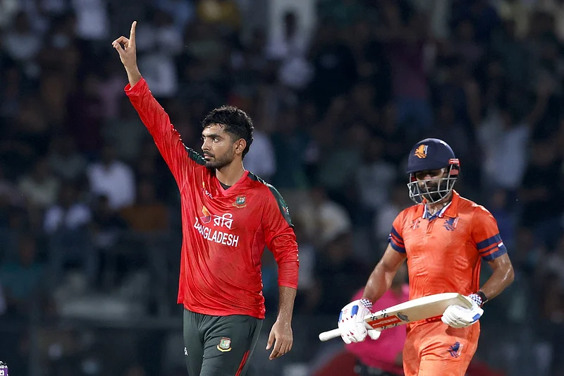দুই বছর পর জাতীয় দলে ফিরে প্রথম ওভারেই ২ উইকেট নিয়েছেন সাইফ হাসান