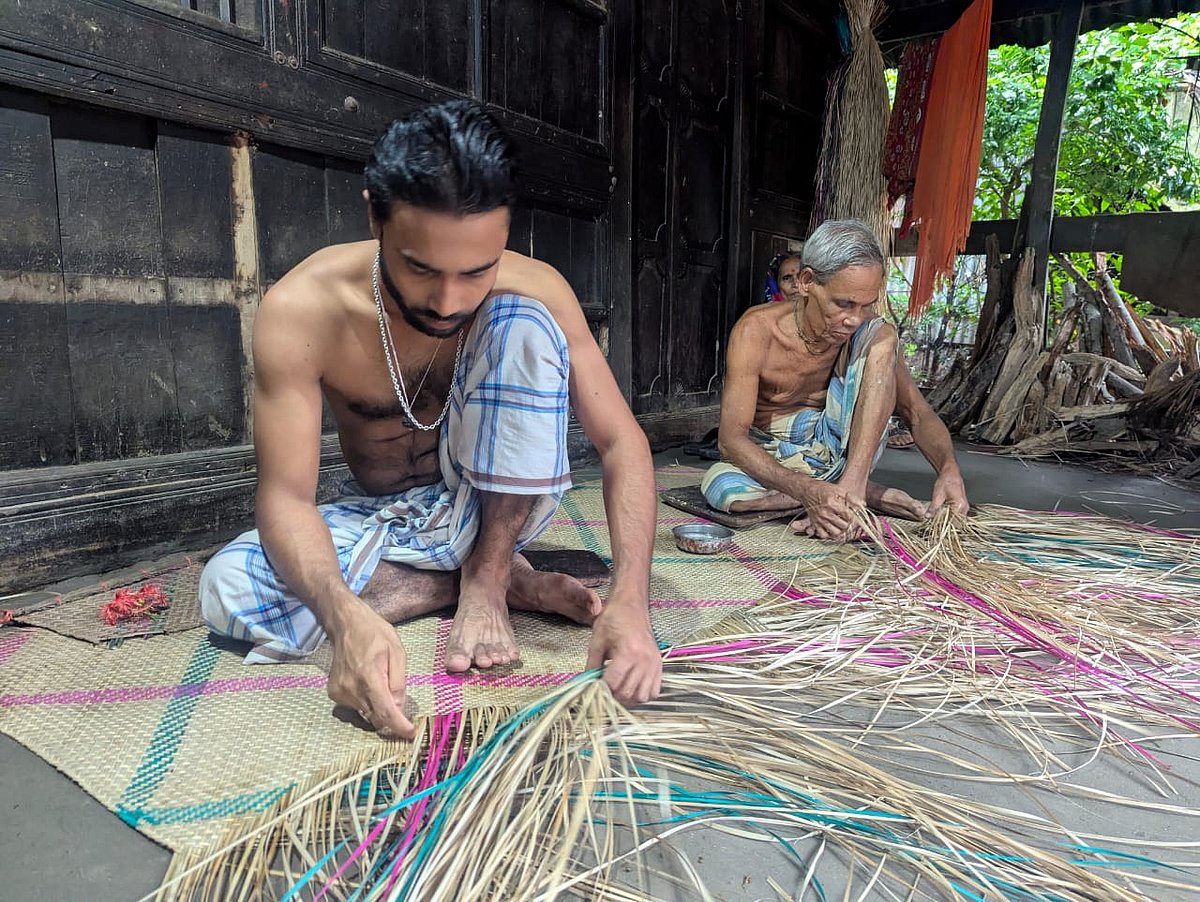 বাবা অনিল পাটিকর ও ছেলে অসীম শীতলপাটি বুনছেন