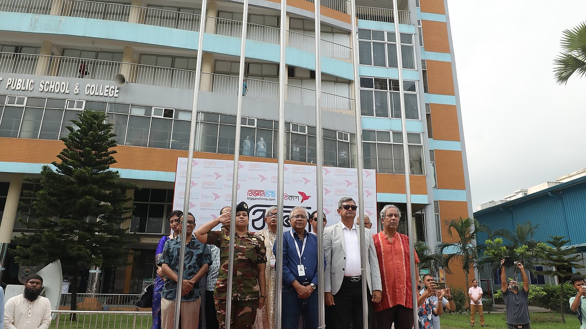 জাতীয় সংগীতের মাধ্যমে অনুষ্ঠান শুরু হয়। সেই সঙ্গে জাতীয় পতাকা ও বিজ্ঞান উৎসবের পতাকা উত্তোলন করা হয়।