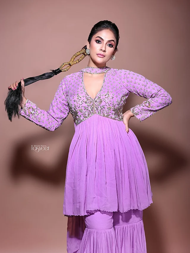 চোখজুড়ানো ল্যাভেন্ডার সারারা সেটে যেন দ্যুতি ছড়াচ্ছেন তিনি। 