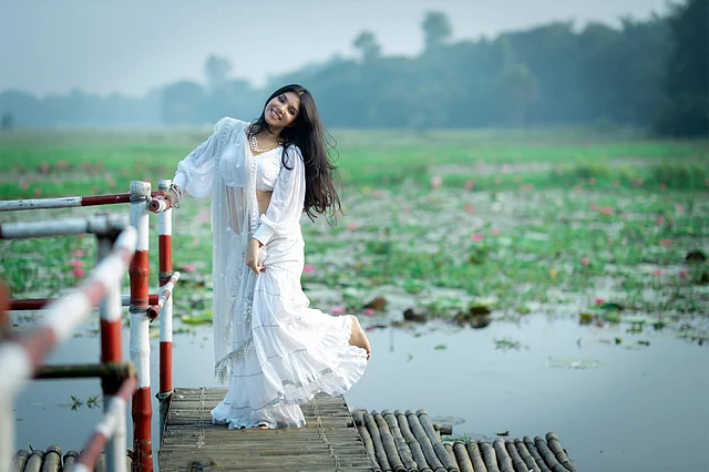 সাদা ধবধবে পোশাক বেছে নিয়েছেন এখানে এই অভিনেত্রী