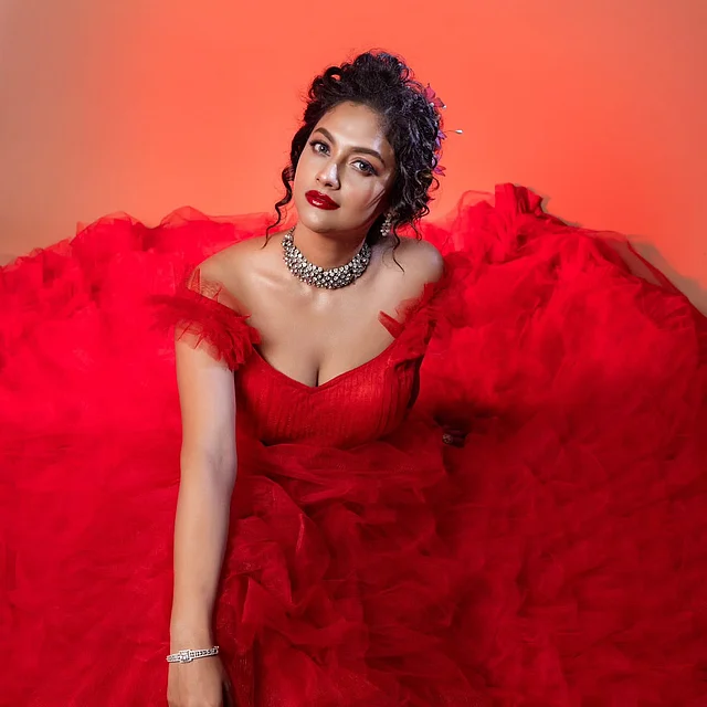 অব দ্য শোল্ডার লাল গাউনের লুকে মোহময়ী সৈরিতী। আকর্ষণ কাড়ছে ম্যাচিং লাল লিপস্টিক দেওয়া ঠোঁটের সাজ। এর সঙ্গে পরেছেন ডায়মন্ড জুয়েলারি।