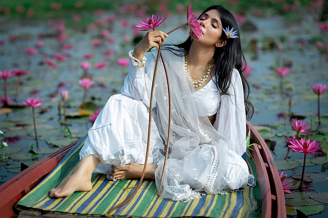 সম্প্রতি শাপলা বিলে তোলা নিজের কিছু ছবি শেয়ার করেছেন অভিনেত্রী নওশাবা