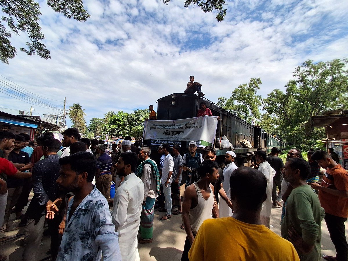 ঢাকাগামী হাওর এক্সপ্রেস ট্রেন আটকে দেন বাংলাদেশ কৃষি বিশ্ববিদ্যালয়ের শিক্ষার্থীরা। আজ রোববারছবি: প্রথম আলো