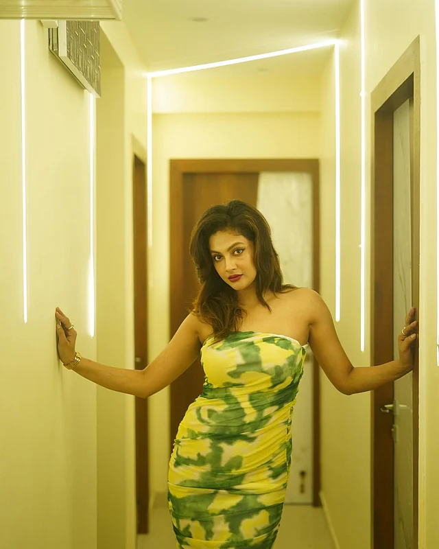 টাই-ডাই করা স্ট্র্যাপলেস ড্রেস পরে পোজ দিয়েছেন তিনি। 