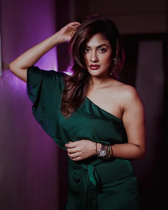 পান্না সবুজ ওয়ান শোল্ডার গাউনে।