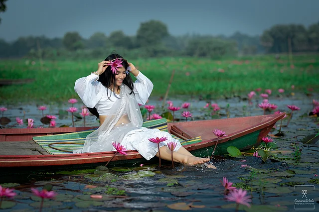 বিলে পা ডুবিয়ে আনন্দ নিচ্ছেন তিনি