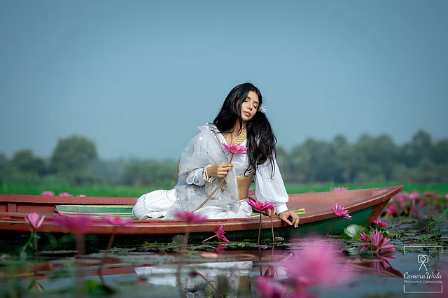 লাল শাপলা আর সাদা পোশাকের মায়াবী কম্বিনেশনে চোখ জুড়াচ্ছেন তিনি