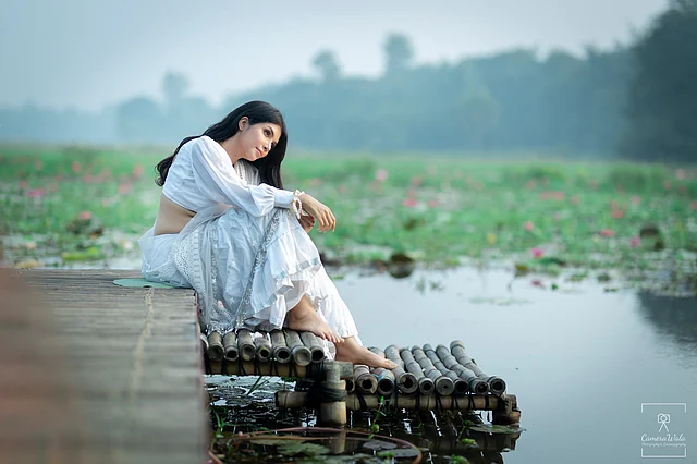 প্রকৃতির মাঝে স্নিগ্ধ লুকে অন্যরকম সুন্দর লাগছে নওশাবাকে