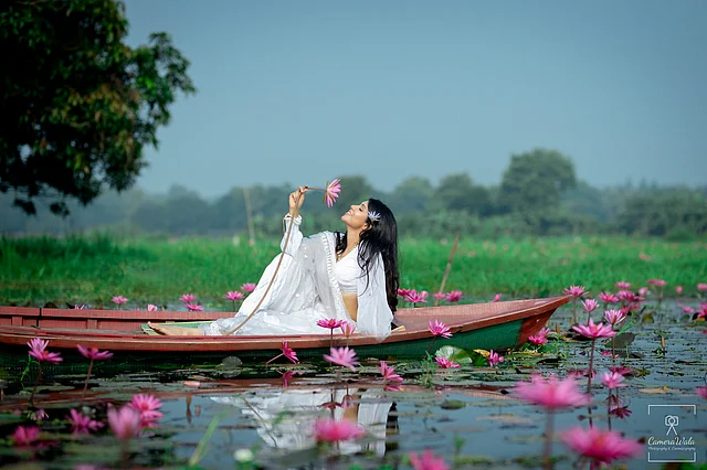 নৌকায় করে শাপলা বিলে ঘুরে বেড়াচ্ছেন নওশাবা