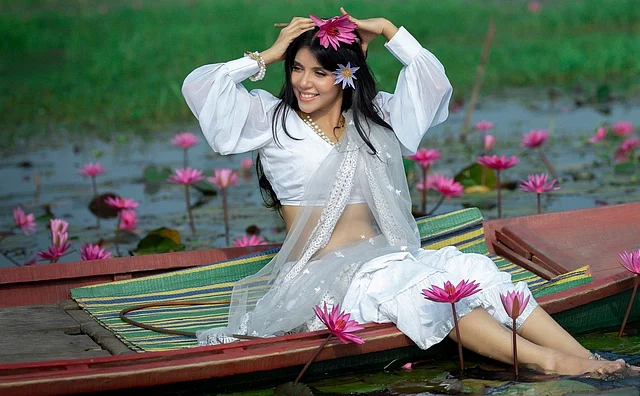 নিজেকে ফুলে ফুলে সাজাচ্ছেন হাস্যোজ্জ্বল নওশাবা