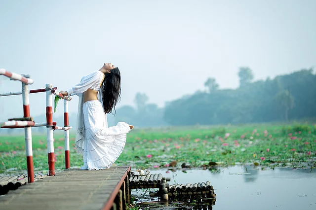 চুল খোলা রেখেছেন অভিনেত্রী