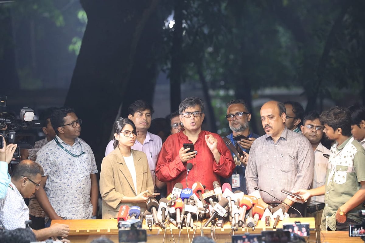 প্রধান উপদেষ্টার সঙ্গে বিএনপি, জামায়াতে ইসলামী ও জাতীয় নাগরিক পার্টির (এনসিপি) নেতাদের বৈঠক শেষে সাংবাদিকদের সঙ্গে কথা বলেন প্রধান উপদেষ্টার প্রেস সচিব শফিকুল আলম। আজ রোববার রাতে রাষ্ট্রীয় অতিথি ভবন যমুনার সামনে