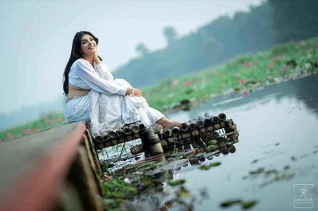 শ্বেতশুভ্র স্কার্ট আর টপের লুকে আকর্ষণীয় লাগছেন তিনি