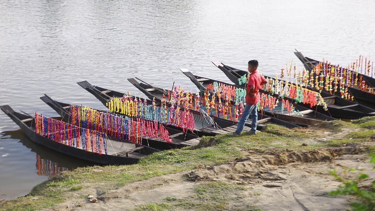 ঘাটে রাখা বাহারি সাজের নৌকা