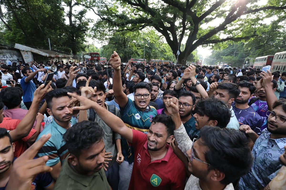 ডাকসু নির্বাচন স্থগিতের খবর প্রকাশের পর বিক্ষোভ করেন শিক্ষার্থীরা। আজ সোমবার বিকেলে ঢাকা বিশ্ববিদ্যালয়ের উপাচার্যের বাসভবনের সামনে  
