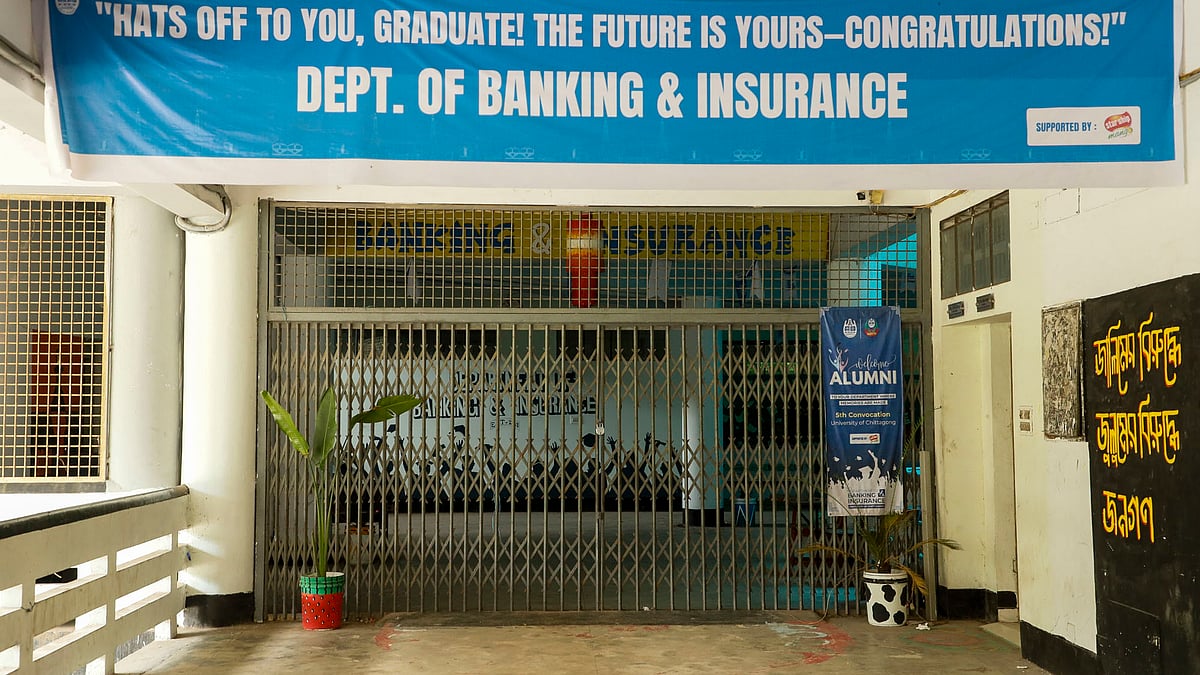 তালা দেওয়া ছিল ক্যাম্পাসের সব ভবনে।