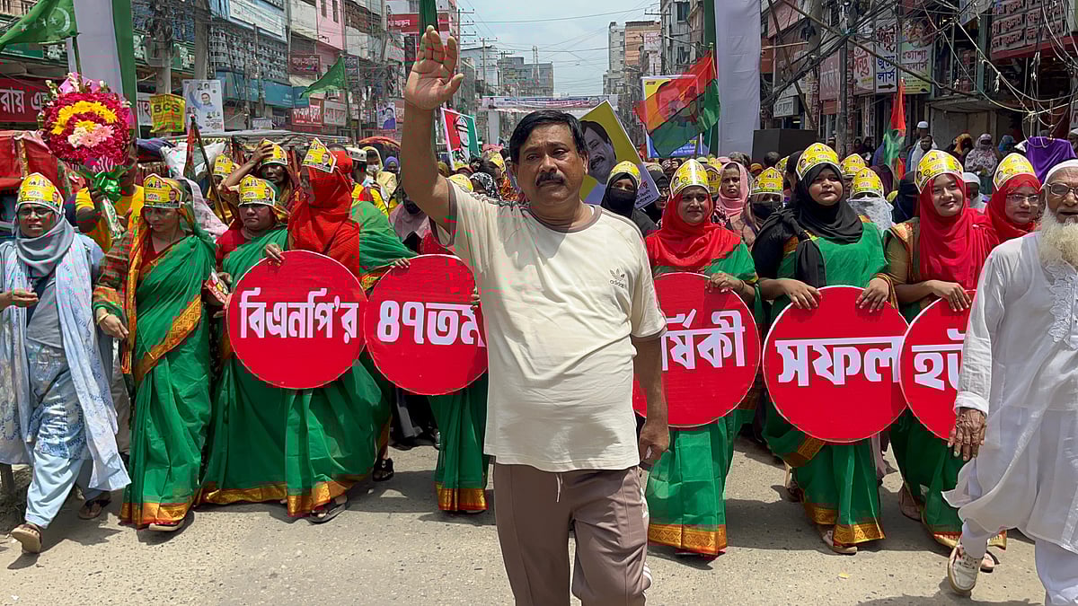 বিএনপির প্রতিষ্ঠাবার্ষিকীতে কুমিল্লা সিটি করপোরেশনের সাবেক মেয়র ও বহিষ্কৃত বিএনপির নেতা মনিরুল হক সাক্কুর নেতৃত্বে শোভাযাত্রা। সোমবার দুপুরে নগরের ছাতিপট্টি এলাকায়