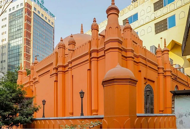 আম্বার শাহ শাহি মসজিদপ্রায় সাড়ে তিন শতাব্দী পুরোনো এই মসজিদ কারওয়ান বাজারে অবস্থিত। আধুনিক ভবনের আড়ালে হারিয়ে গেলেও স্থাপত্যে এখনো মোগল ঐতিহ্যের ছাপ স্পষ্ট।