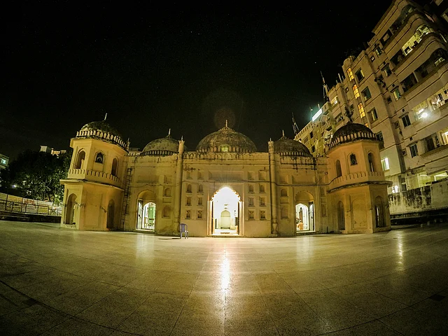 ধারণা করা হয় ১৬৮০ সালে নবাব শায়েস্তা খাঁ এটি নির্মাণ করেন। নামের মতোই মসজিদে সাতটি গম্বুজ, যা মোগল শৈলীর স্বাক্ষর বহন করে।