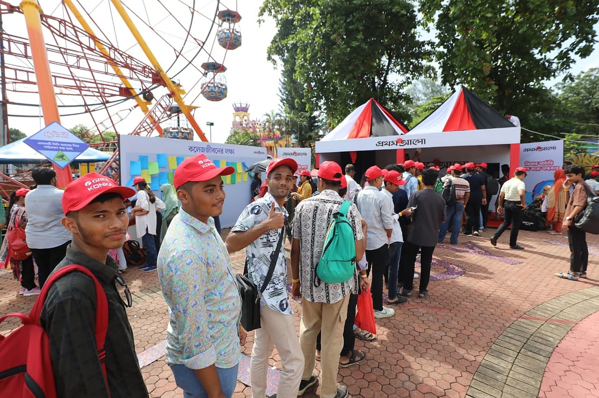 প্রথম আলোর স্টলে সামনে কৃতী শিক্ষার্থীদের সারি।  