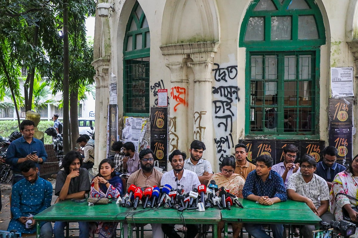 ছাত্রীকে ‘গণধর্ষণের’ হুমকিদাতা শিক্ষার্থীর শাস্তি দাবি করে সংবাদ সম্মেলনে কথা বলছেন ‘বৈষম্যবিরোধী শিক্ষার্থী সংসদ’ প্যানেলের ভিপি প্রার্থী আব্দুল কাদের। আজ মঙ্গলবার বিকেলে ঢাকা বিশ্ববিদ্যালয়ের মধুর ক্যানটিনের সামনেছবি: তানভীর আহাম্মেদ