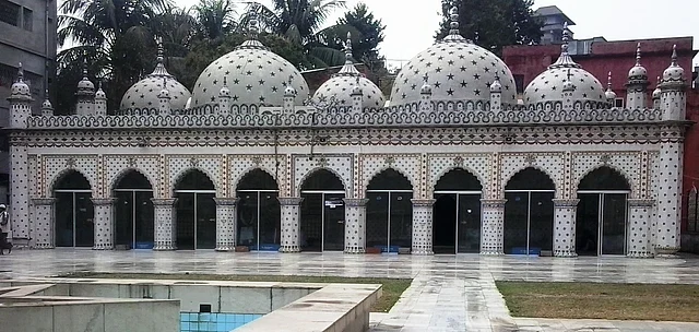 পুরান ঢাকার প্রাণকেন্দ্রে অবস্থিত তারা মসজিদ মোগল শৈলী ও নকশার চমৎকার নিদর্শন। ১৮ শতকে জমিদার মির্জা গোলাম পীর এটি নির্মাণ করেন। সাদা-নীল তারকা খচিত টাইলসের জন্যই এর এমন নামকরণ।