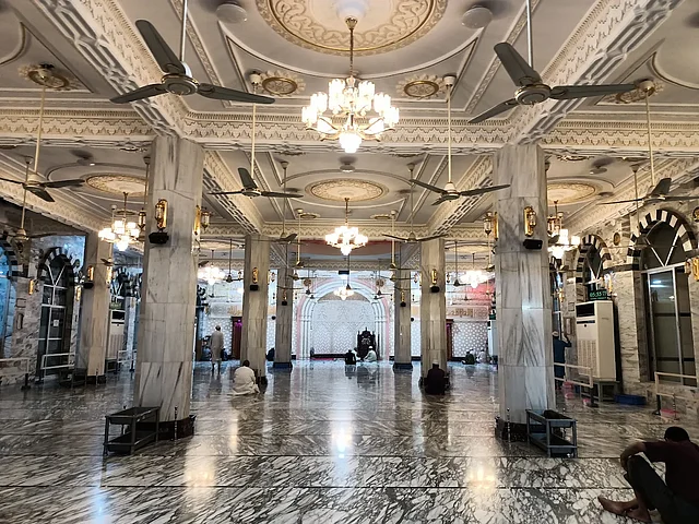 ১৬৭৬ সালে শায়েস্তা খাঁ এটি নির্মাণ করেন। প্রায় ৮০০ বছরের পুরোনো বলে প্রচলিত হলেও ঐতিহাসিকেরা একে সপ্তদশ শতকের নিদর্শন মানেন। এটি পুরান ঢাকার উঁচু মসজিদগুলোর মধ্যে অন্যতম।