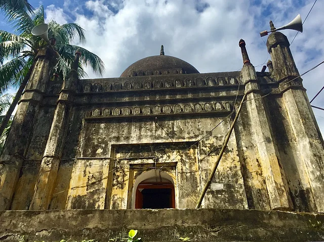 ঢাকা বিশ্ববিদ্যালয়ের শহীদুল্লাহ হলের উত্তর-পশ্চিম কোণে অবস্থিত এই মসজিদ মুসা খাঁর নামে পরিচিত। একসময় চারপাশ ছিল বাগ-ই-মুসা খাঁ, এখন তা বিশ্ববিদ্যালয় এলাকায় সীমাবদ্ধ।
