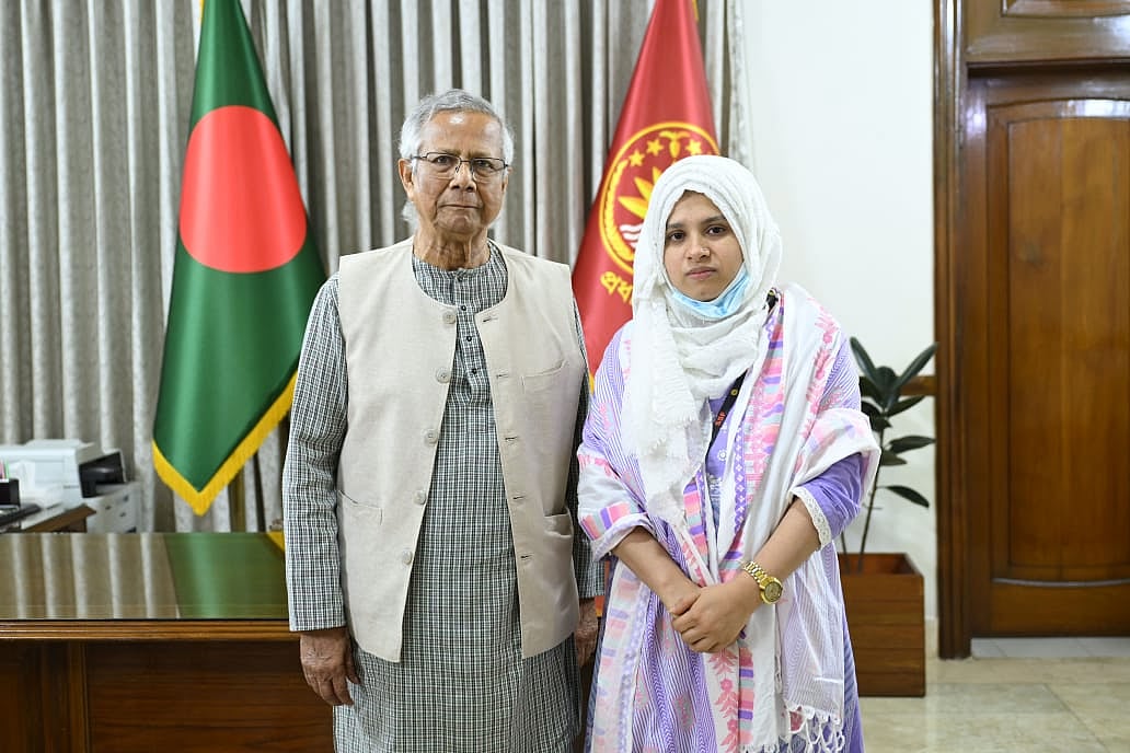 রাষ্ট্রীয় অতিথি ভবন যমুনায় প্রধান উপদেষ্টা অধ্যাপক মুহাম্মদ ইউনূসের সঙ্গে সাক্ষাৎ করেছেন নুরুল হকের স্ত্রী মারিয়া আক্তার