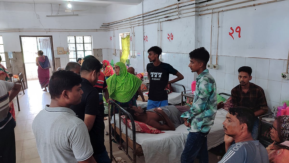 আহত হয়ে চিকিৎসা নিচ্ছেন আশরাফ মোল্যা (৫৫)। আজ মঙ্গলবার দুপুরে নড়াইল জেলা হাসপাতালেছবি: প্রথম আলো