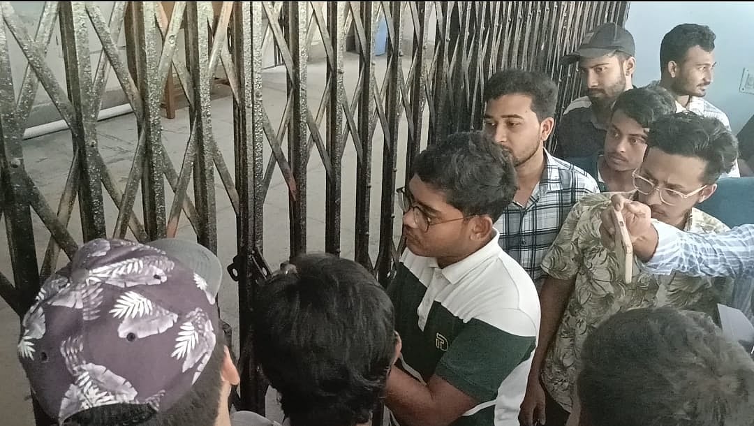 বাংলাদেশ কৃষি বিশ্ববিদ্যালয়ে চলমান আন্দোলনের জের ধরে কোষাধ্যক্ষ ভবনে তালা ঝুলিয়ে দেন আন্দোলনকারী শিক্ষার্থীরা। মঙ্গলবার দুপুরে 