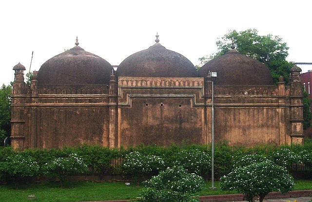 রমনা এলাকায় অবস্থিত এই প্রাচীন মসজিদটি নির্মিত হয় ১৬৭৯ সালে শাহজাদা আজমের সময়কালে। হাইকোর্টের পেছনে এবং তিন নেতার মাজারের কাছাকাছি অবস্থিত এই স্থাপনা আজও ঐতিহ্যের সাক্ষী।
