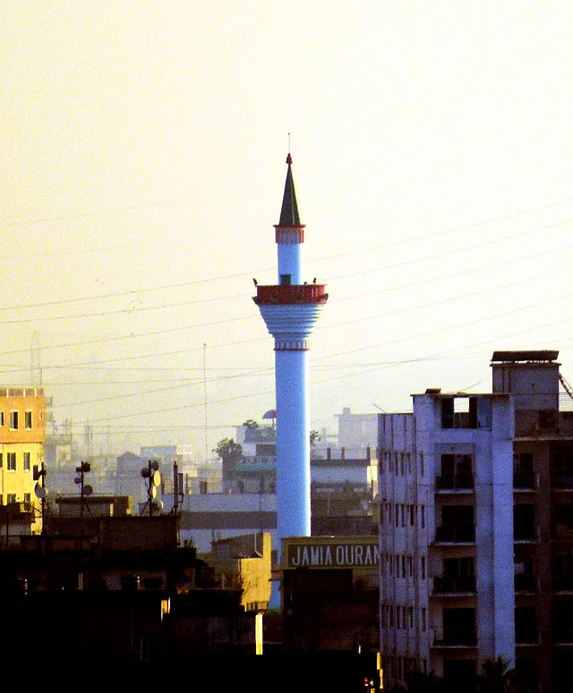 লালবাগ কেল্লার দক্ষিণ-পূর্ব কোণে অবস্থিত এই মসজিদটি নির্মিত হয় ১৭০৩ সালে। এটি মোগল আমলের একমাত্র মসজিদ যা সম্পূর্ণ কাঠের বিম দিয়ে তৈরি করা হয়েছিল।