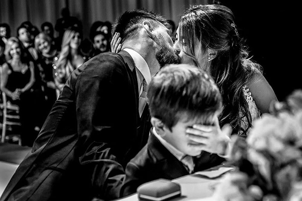 মেসি-রোকুজ্জোর চুমুর ছবি তুলে জিতলেন পুরস্কার