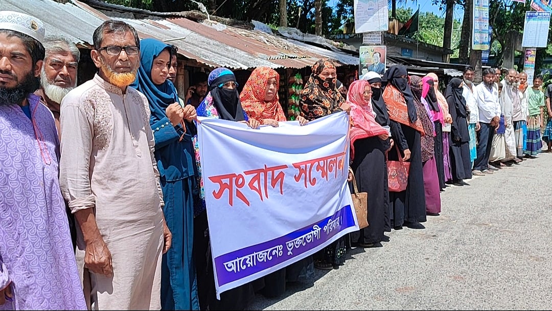 নিখোঁজ ইব্রাহিমের সন্ধান ও তাঁকে তুলে নেওয়ার ঘটনায় জড়িত ব্যক্তিদের শাস্তির দাবিতে মানববন্ধন। বুধবার দুপুর ১২টার দিকে নড়াইল সদর উপজেলার শেখহাটি বাজারেছবি: প্রথম আলো