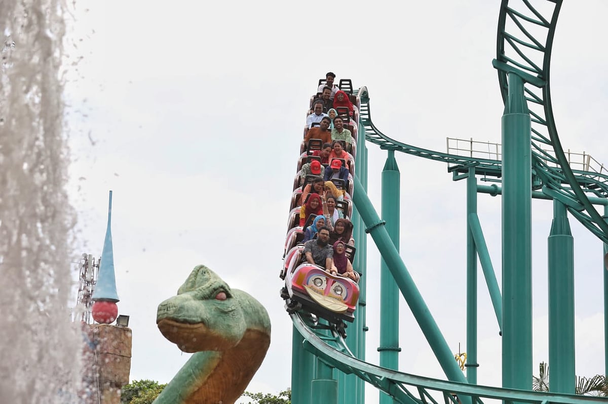 রাইডে উঠে আনন্দে মেতেছে শিক্ষার্থীরা।