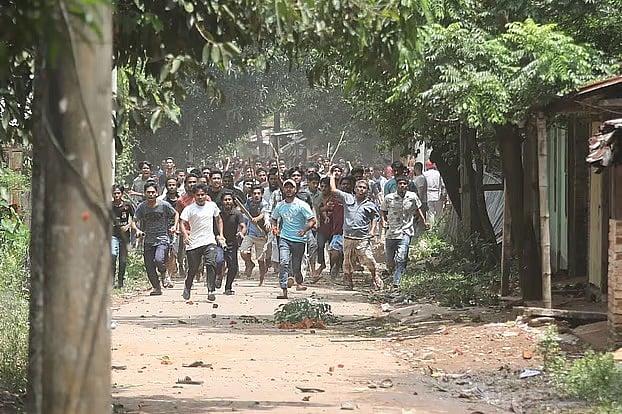 চট্টগ্রাম বিশ্ববিদ্যালয়ে শিক্ষার্থীদের সঙ্গে স্থানীয় লোকজনের সংঘর্ষ হয়। রোববার দুপুরে ক্যাম্পাসের দুই নম্বর গেটসংলগ্ন জোবরা গ্রামেফাইল ছবি
