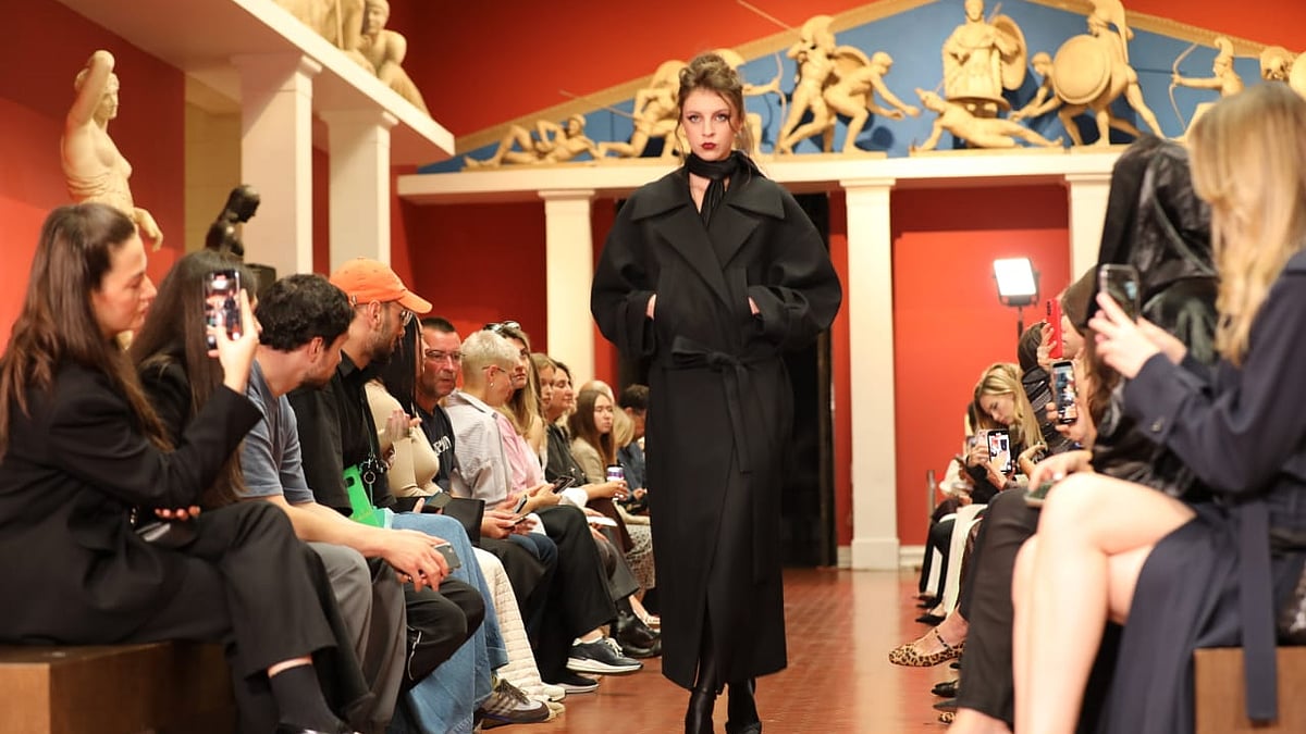 মস্কো ফ্যাশন উইকের শেষ দিনের আয়োজনে শহরের পুশকিন জাদুঘরে ক্যাটওয়াক করছেন মডেলরা