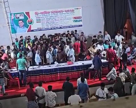 পিরোজপুরে বিএনপির সম্মেলনে ভোট গণনার সময় হট্টগোল। গতকাল মঙ্গলবার রাতে শহরের শিল্পকলা একাডেমিতেছবি: সংগৃহীত