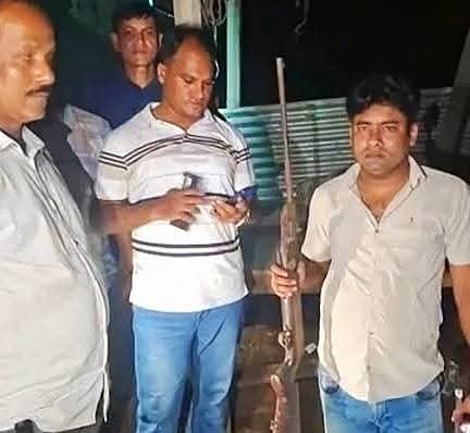 গাজীপুরের শ্রীপুরের বরমী এলাকা থেকে উদ্ধার করা এয়ারগান। গতকাল মঙ্গলবার রাতে পুলিশের অভিযানের সময়ছবি: সংগৃহীত