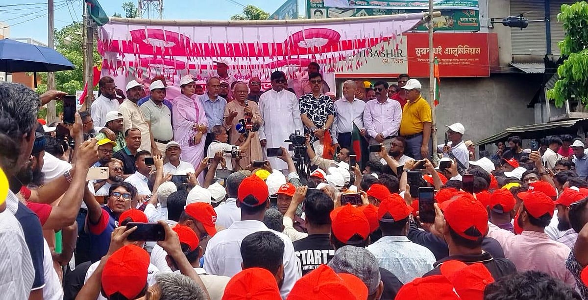 ঢাকার দোহারে বিএনপির প্রতিষ্ঠাবার্ষিকী উপলক্ষে আয়োজিত আলোচনা সভায় প্রধান অতিথির বক্তব্য দেন দলের জে৵ষ্ঠ যুগ্ম মহাসচিব রুহুল কবির রিজভী। আজ বুধবার দুপুর সাড়ে ১২টায় জয়পাড়া কালেমা চত্বরেছবি : প্রথম আলো