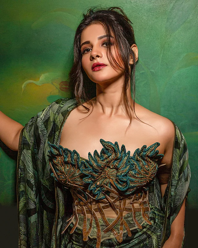 নজরকাড়া এমবেলিশমেন্টের স্ট্র্যাপলেস টপের সঙ্গে অঙ্গনা পরেছেন ম্যাচিং স্কার্ট ও ওড়না