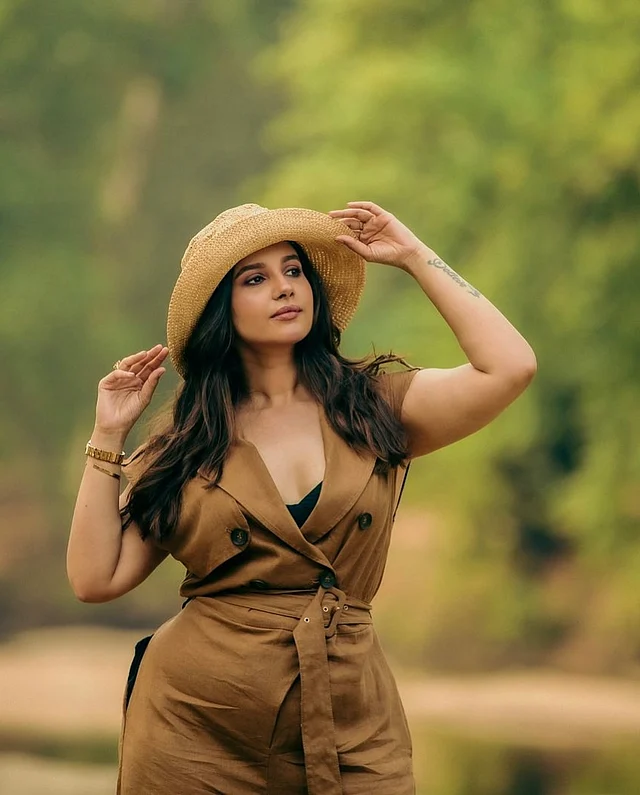 সাফারি লুকে দেখা যাচ্ছে তাঁকে এখানে হ্যাট আর কোটড্রেসে