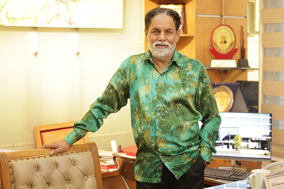 ৭৯ বছর বয়সেও একই উদ্যমে কাজ করে চলেছেন শেখ রবিউল হকছবি: কবির হোসেন