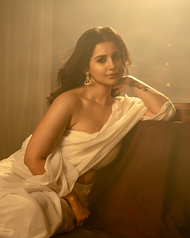 আবেদনময় সাদা শাড়ির আলুথালু লুকে অঙ্গনা